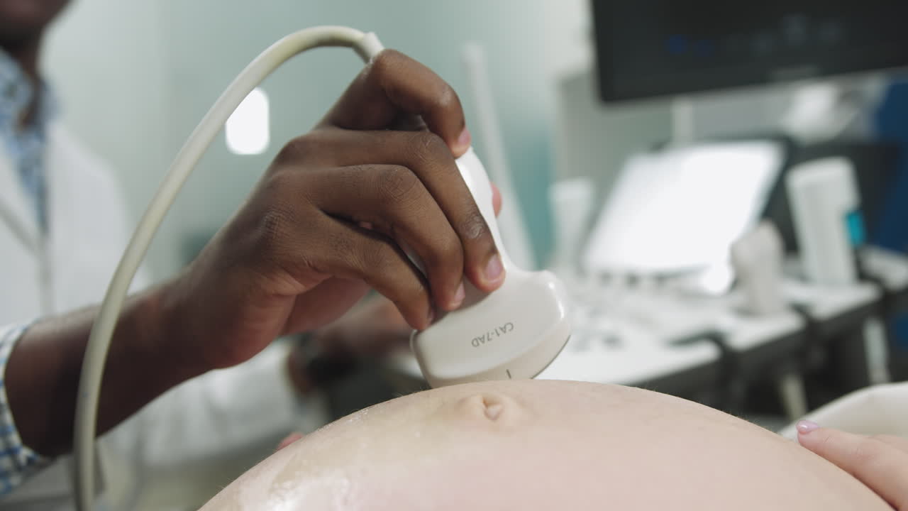 ecografía de una mujer embarazada