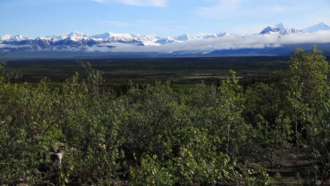 Las-Montañas-Cubiertas-De-Nieve-Alcanzan-Su-Punto-Máximo-A-Través-De-Las-Nubes-En-El-Desierto-De-Alaska