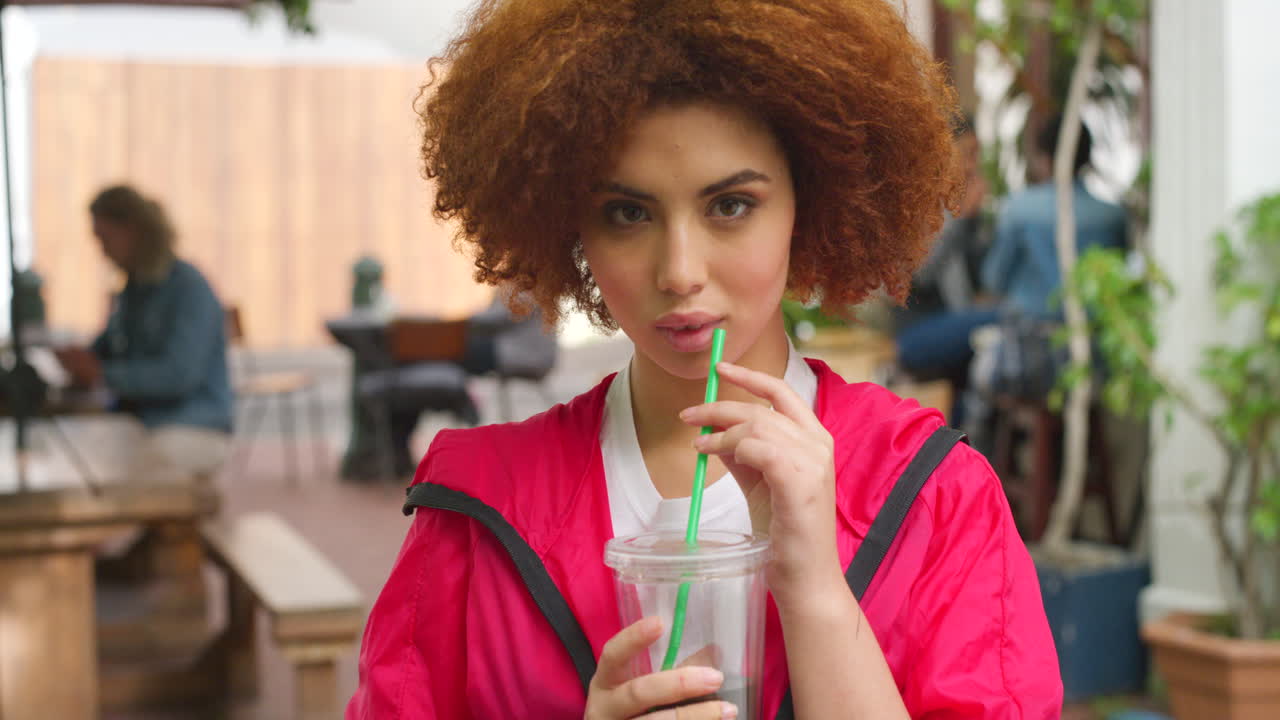 retrato de una mujer negra de moda con un estilo