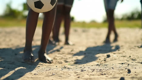 sección baja de un niño jugando al fútbol con la pierna 4k