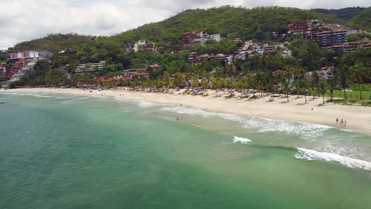 playa tropical palmeras y montañas