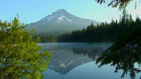 Dampf-Steigt-Aus-Trillium-See,-Der-Von-Pinien-Umgeben-Ist,-In-Der-Nähe-Von-Mt-Hood-In-Oregon-1