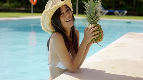 Sonriente-Mujer-Joven-Y-Bonita-Disfrutando-De-Un-Cóctel