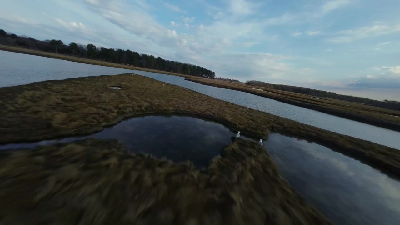 Drone che vola sopra un ruscello che scorre vicino al New Hampshire negli Stati Uniti. Ripresa FPV