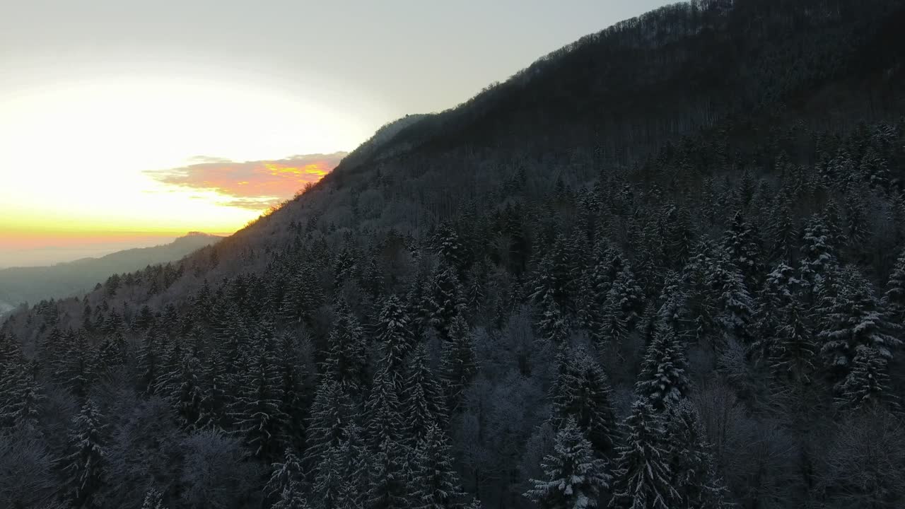 amanecer sobre árboles cubiertos de nieve en pohorje eslovenia paisaje salvaje alpino vista panorámica de drones, viajes de esquí y destino turístico