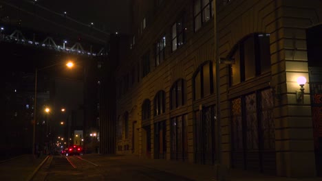 Aufnahme-Von-Lagerhäusern-Unter-Der-Brooklyn-Bridge-Mit-U-Bahn-Überquerung-2