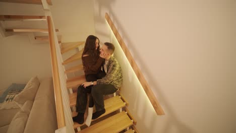 una pareja enamorada está pasando tiempo en casa.