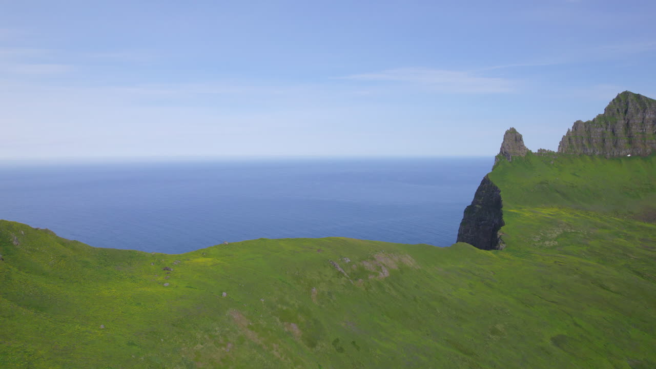 pan de acantilados y valle verde en el remoto lugar de trekking de hornstrandir, islandia, en el círculo ártico