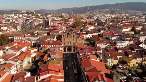 Los-Drones-De-La-Ciudad-De-Braga-Portugal-Vuelan-Sobre-El-Centro-Histórico-De-La-Ciudad-En-Un-Día-Soleado-De-Verano,-El-Mejor-Destino-De-Vacaciones