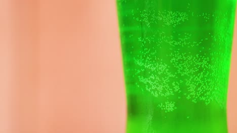 burbujas verdes que se elevan en un refresco