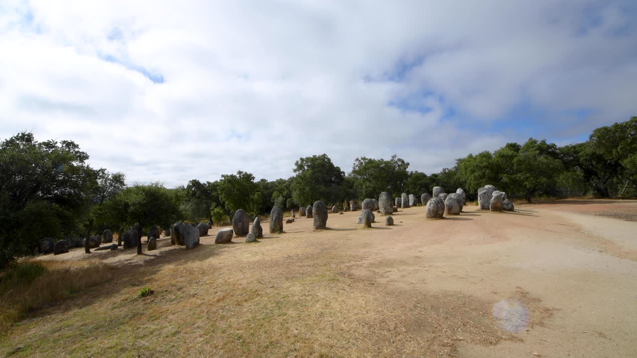 almendres의 cromelech, 초기-중기 신석기 시대로 거슬러 올라감