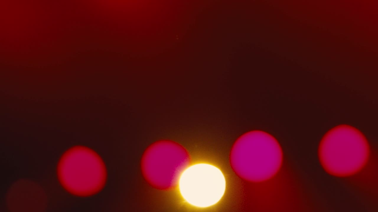 efecto de fondo de luz bokeh, luces de escenario rojas y magentas durante una fiesta