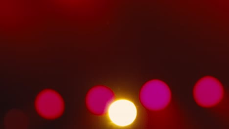 efecto de fondo de luz bokeh, luces de escenario rojas y magentas durante una fiesta