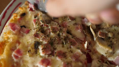 corte de queso pizza macro primer plano queso jamón setas cuchillo de corte redondo