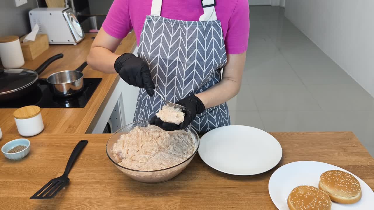 집에서 만든 햄버거를 준비하는 것