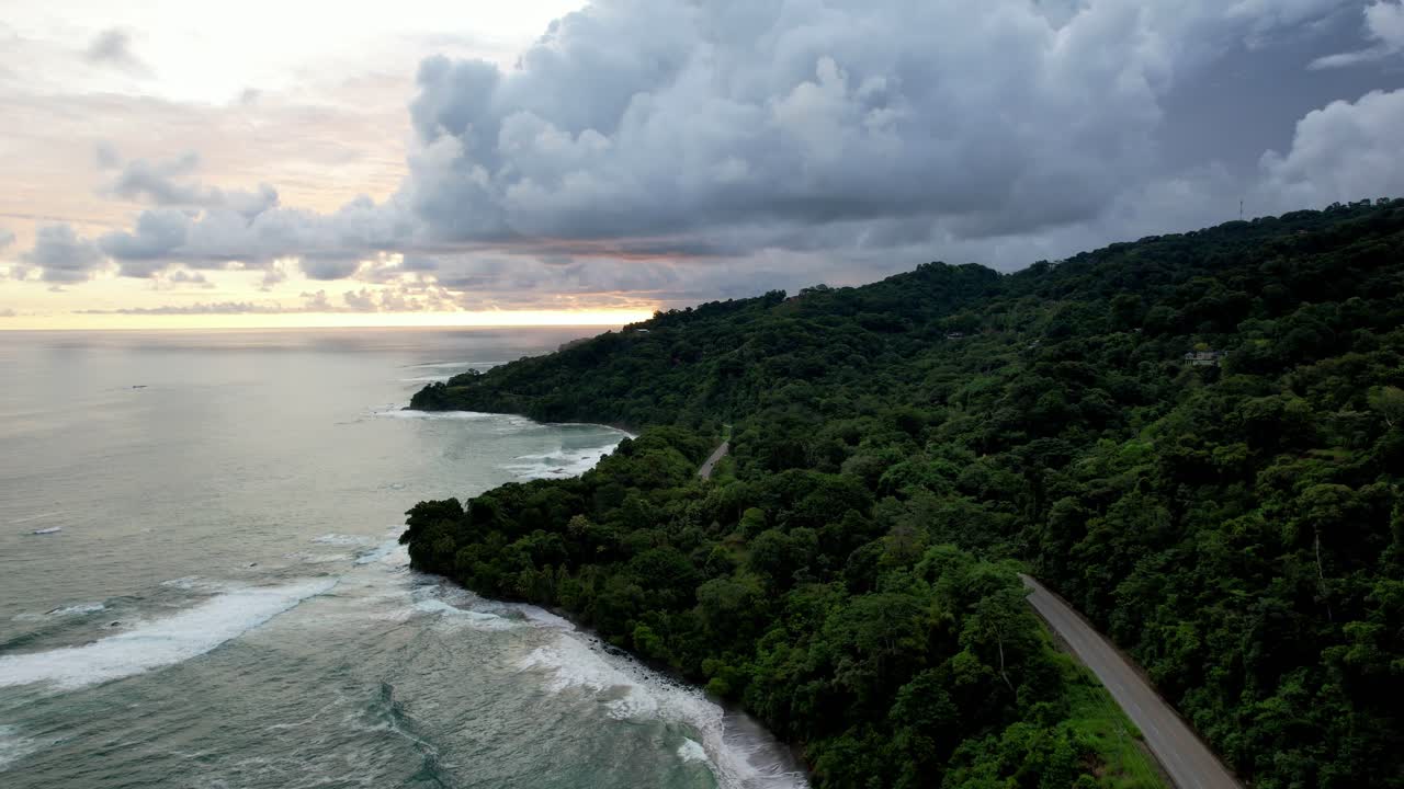carretera entre mar y bosque tropical tomas drone