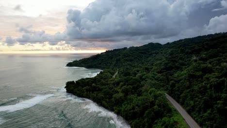 Carretera-entre-mar-y-bosque-tropical-tomas-drone