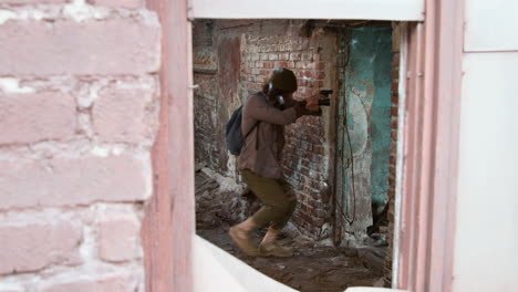 hombres entrando en un edificio abandonado