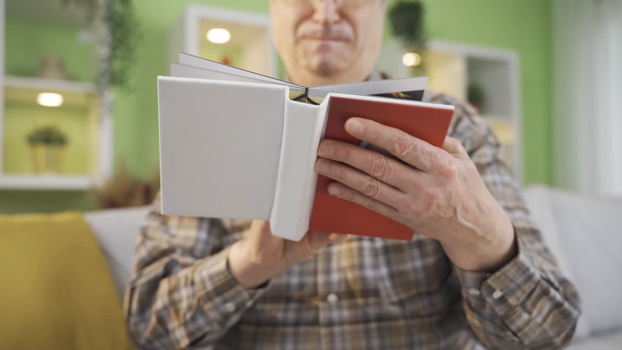 el viejo triste se siente mal.