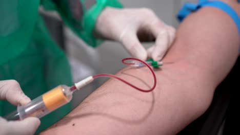 médico de colheita tirando sangue da veia do paciente