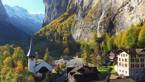 Aufschlussreiche-Drohnenaufnahme-Der-Staubbacher-Wasserfallkirche-In-Lauterbrunnen-Berner-Oberland-Schweiz