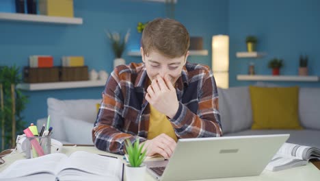 Estudiante-Llorando-De-Aburrimiento.