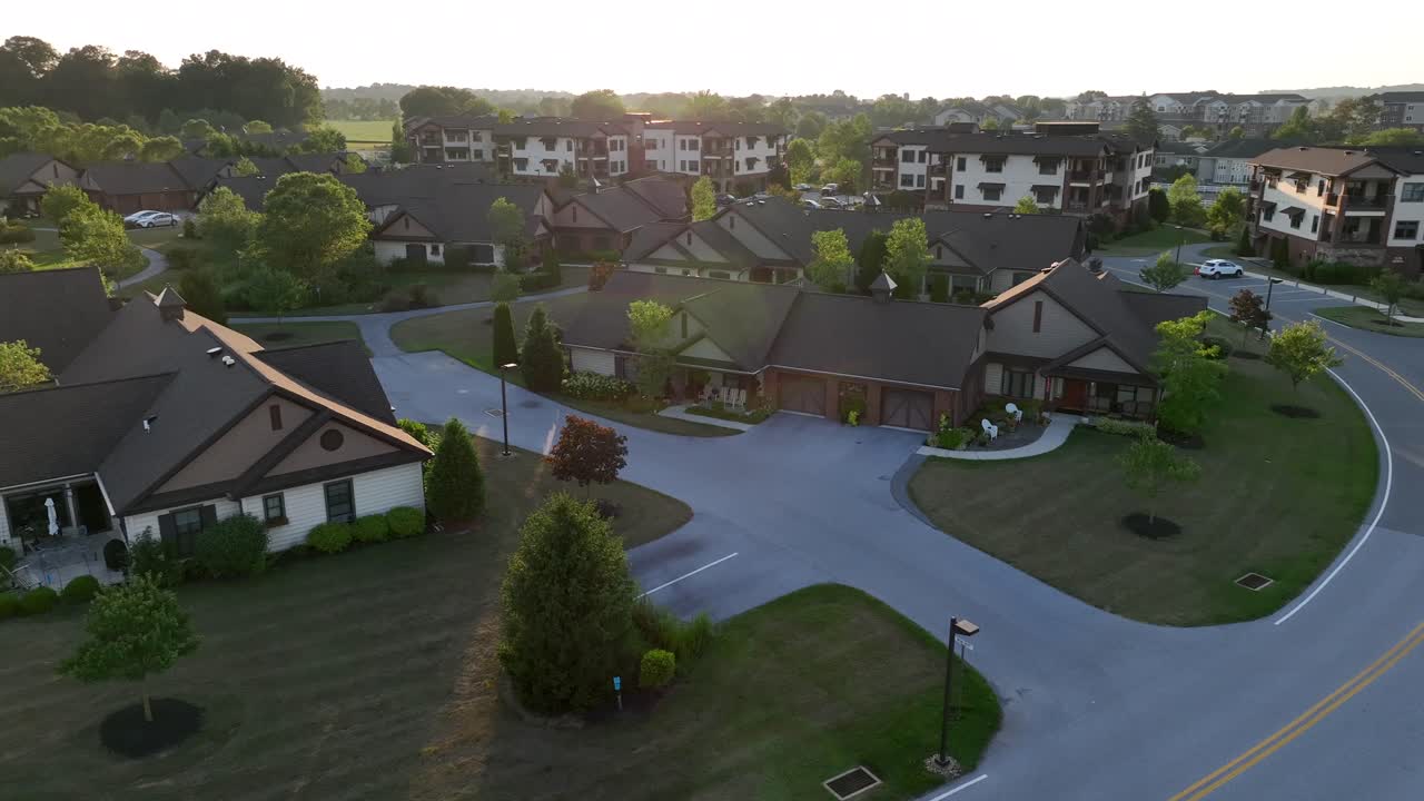 Villas et maisons pour personnes âgées dans une petite communauté