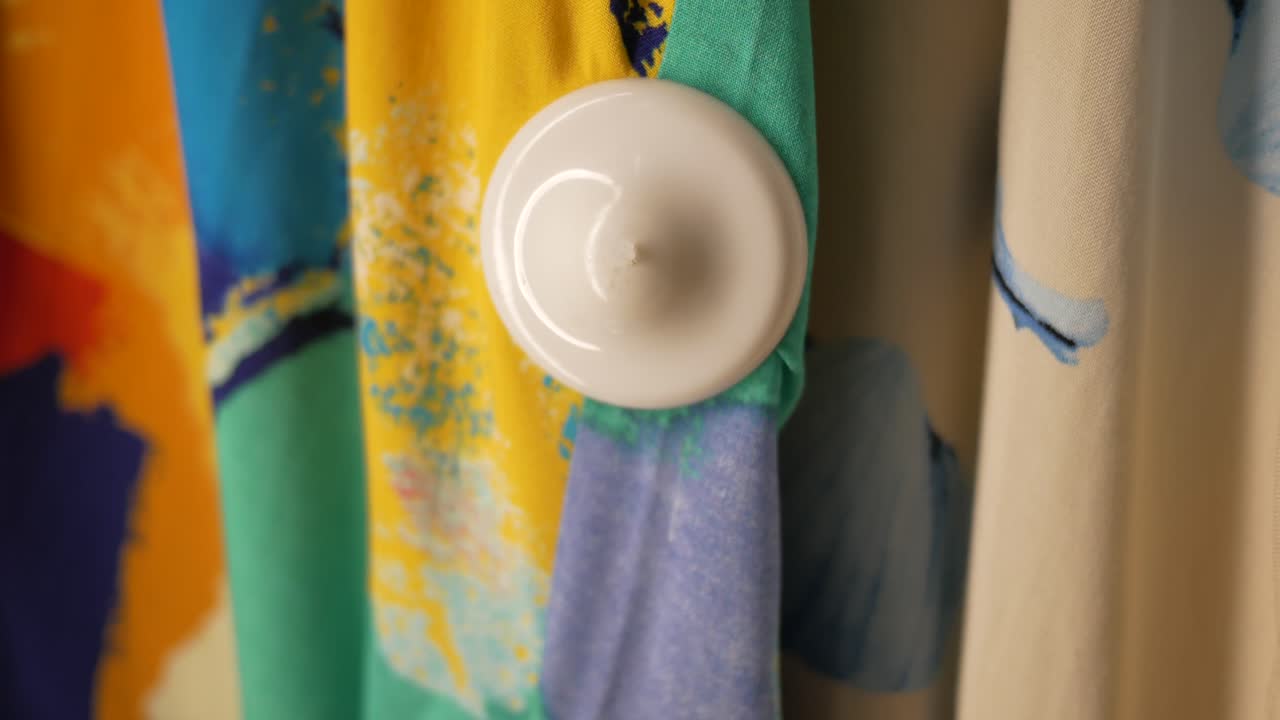 etiqueta de seguridad en una pieza de ropa