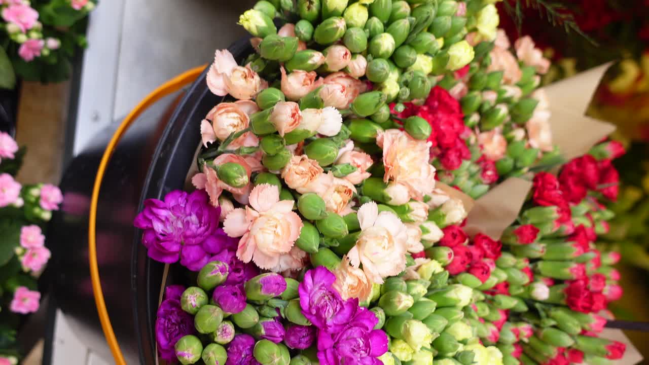 un ramo de claveles de colores