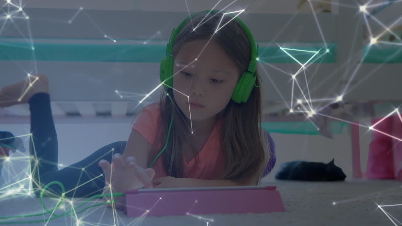 디지털 태블릿을 사용하는 소녀에 대한 연결 아이콘의 웹