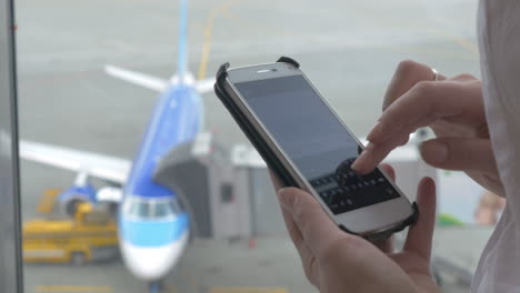 Messaging-on-phone-during-the-flight-waiting