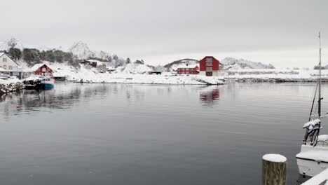 Vista-Panorámica-Del-Puerto-De-Kavelvag-En-Noreuga