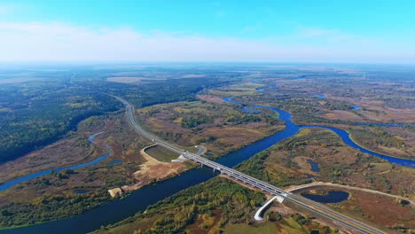 Luftaufnahme-Der-Brücke-über-Den-Fluss-Und-Die-Autobahn.-Straßenbrücke-über-Wasser