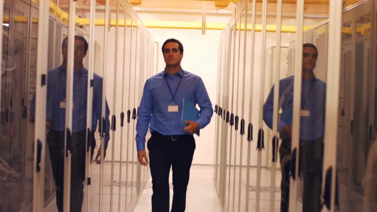Tecnico che cammina nella stanza dei server