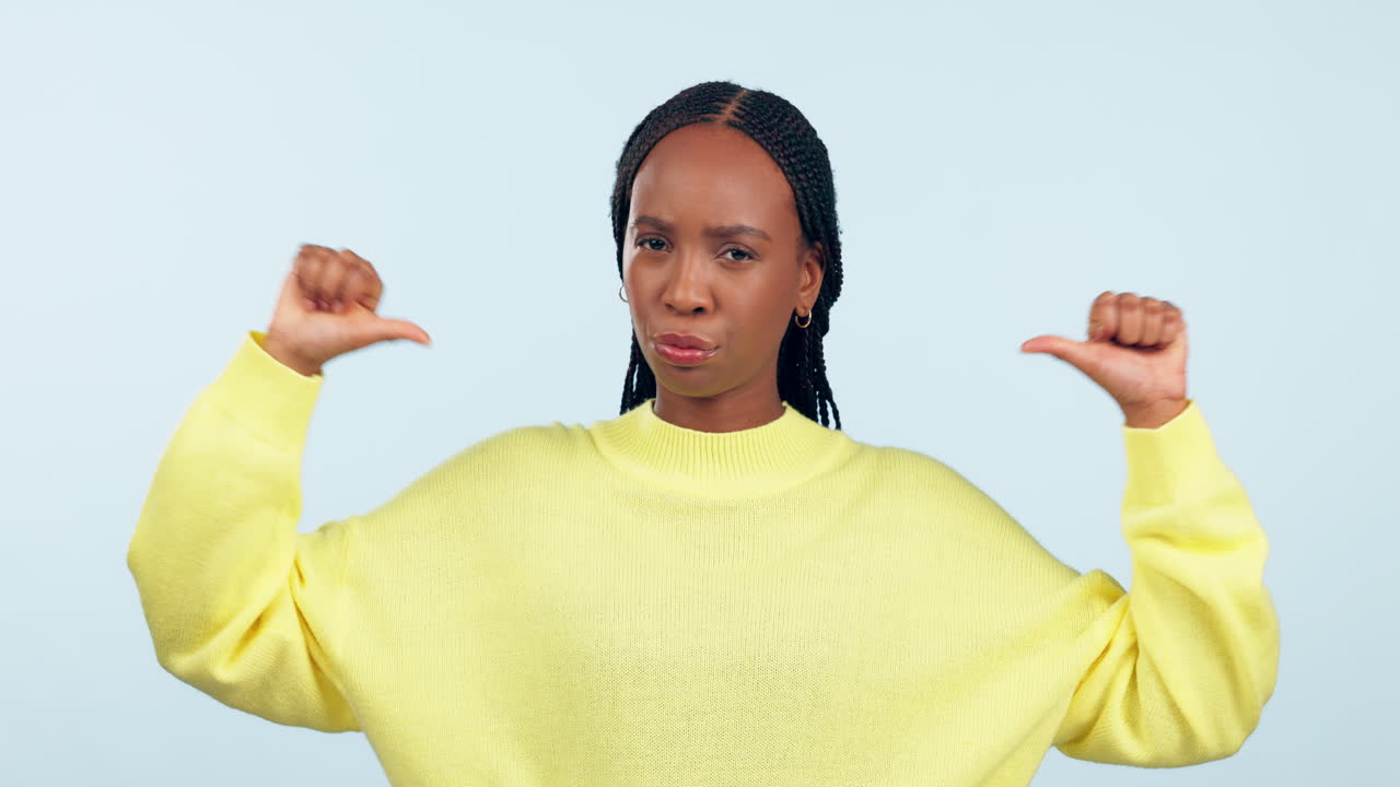 para, pulgares hacia abajo y no de cara de mujer