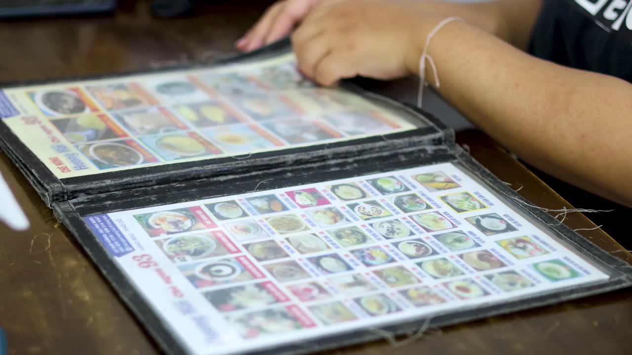 persona hojeando un libro de menús