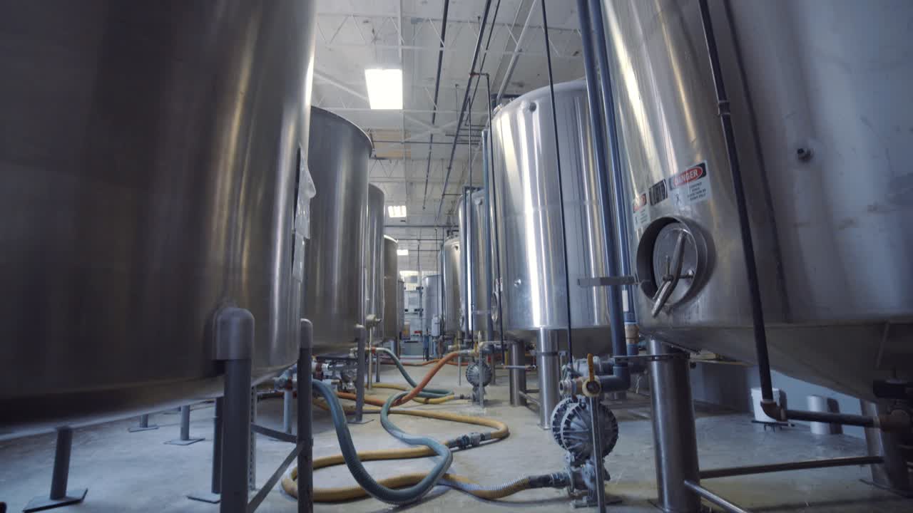 grandes tanques industriales para la fabricación de productos líquidos, cinemática inclinación hacia abajo revelan tiro en cámara lenta