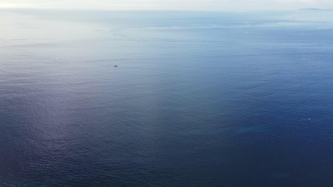 파란 바다의 가 ⁇ 에 고정된  ⁇ 시 보트