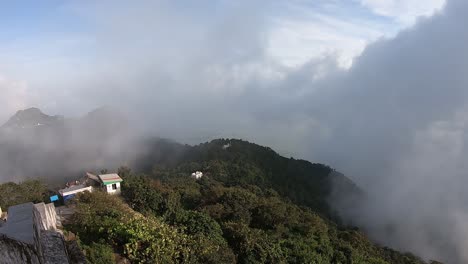 Time-lapse-of-clouds-floating-in-the-valley-of-Parasnath-Ranges-in-Jharkhand,-India