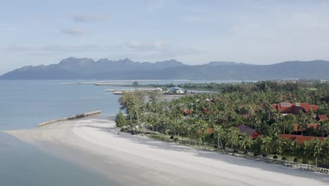 Tiro-De-Seguimiento-De-La-Vista-Superior-De-Langkawi,-Sin-Gente,-Luz-Del-Día,-Costa,-Playa,-árboles-Y-Casas