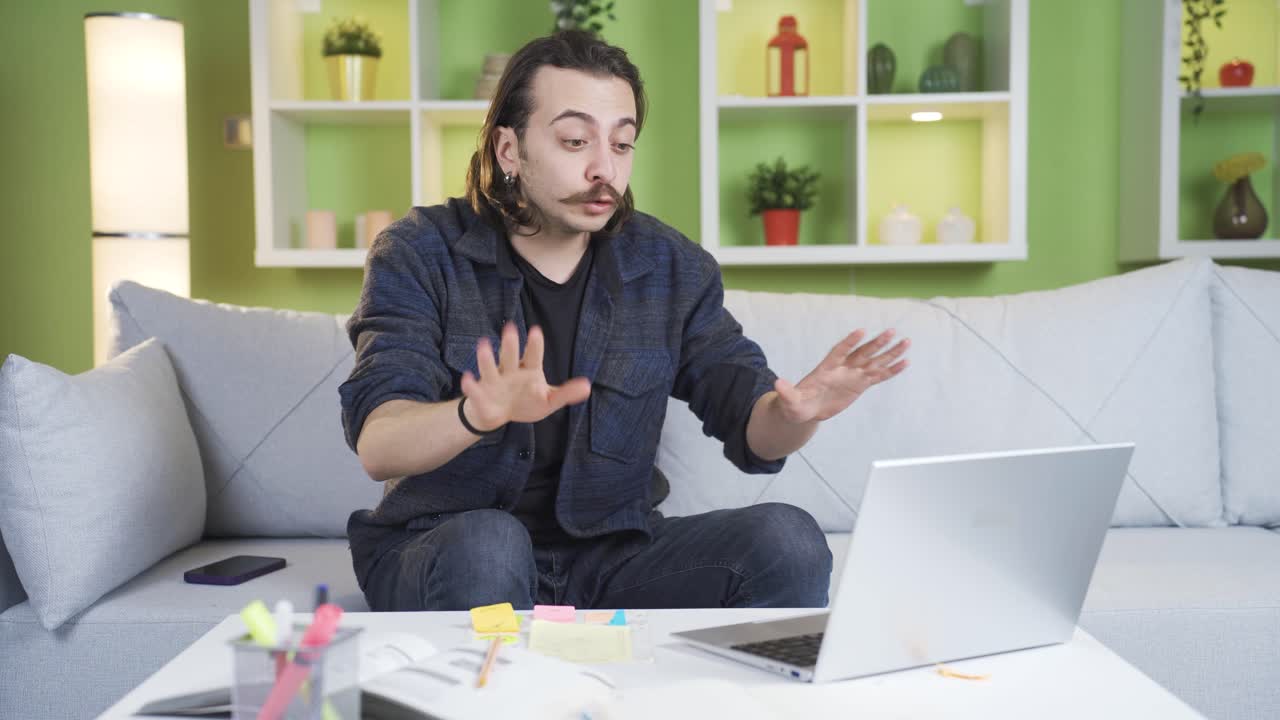 el hombre que parlotea.