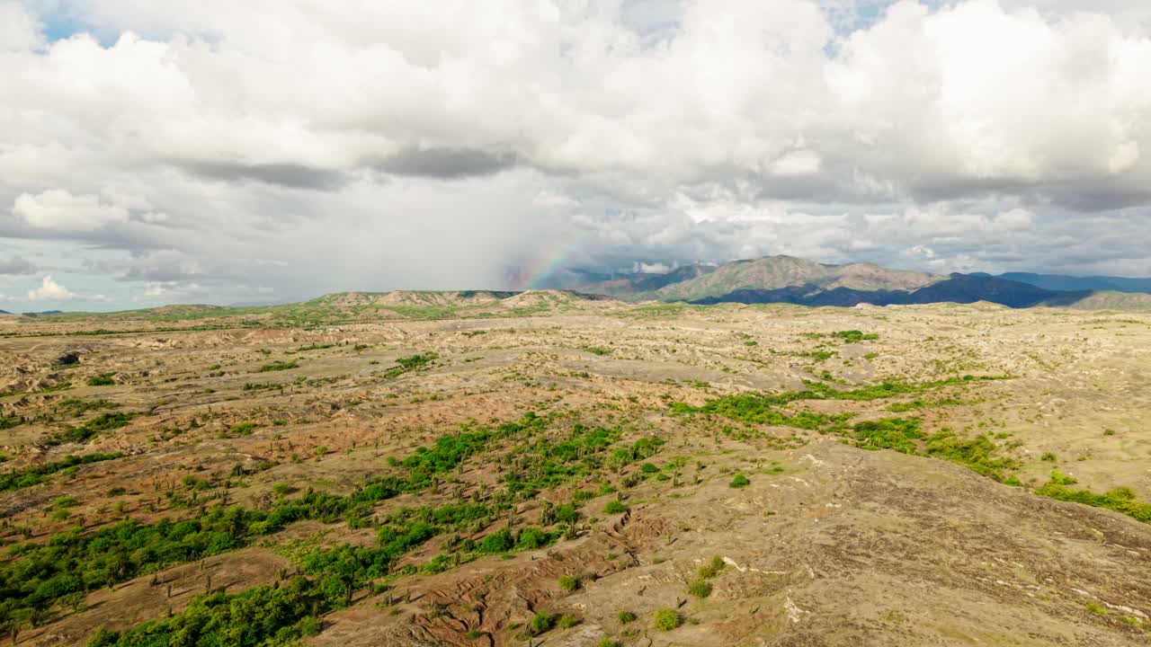 Riprese aeree che catturano il vasto paesaggio del deserto di Tatacoa a Huila, Colombia