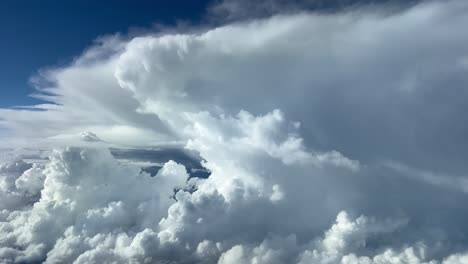 從飛機駕駛<unk>中看到一座巨大的 cumulonimbus 上部的令人驚訝的景色