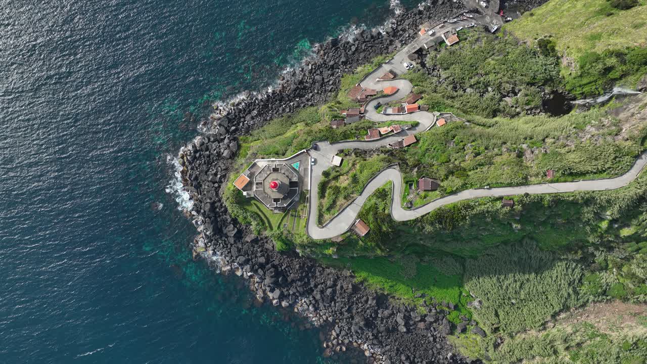 사오 미구엘 해안선 에 있는 파롤 폰타 도 아르넬 등대