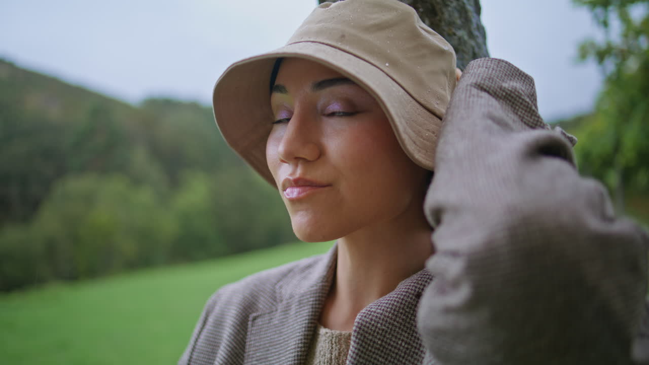 시골 환경에서 모자를 입은 여자