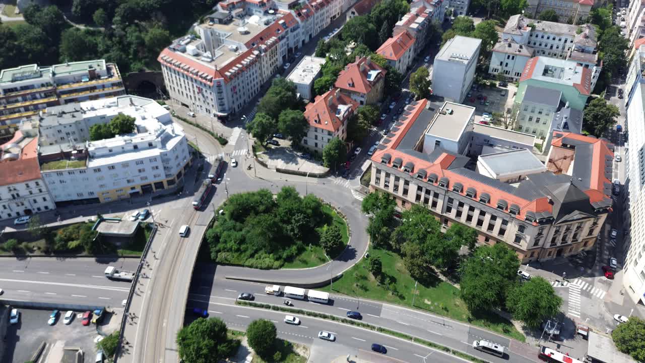 vista aérea del castillo de bratislava y el casco antiguo durante el día, vista aérea de dron 4k estableciendo una toma de la capital europea eslovaca durante el verano, impresionante vista del punto de referencia