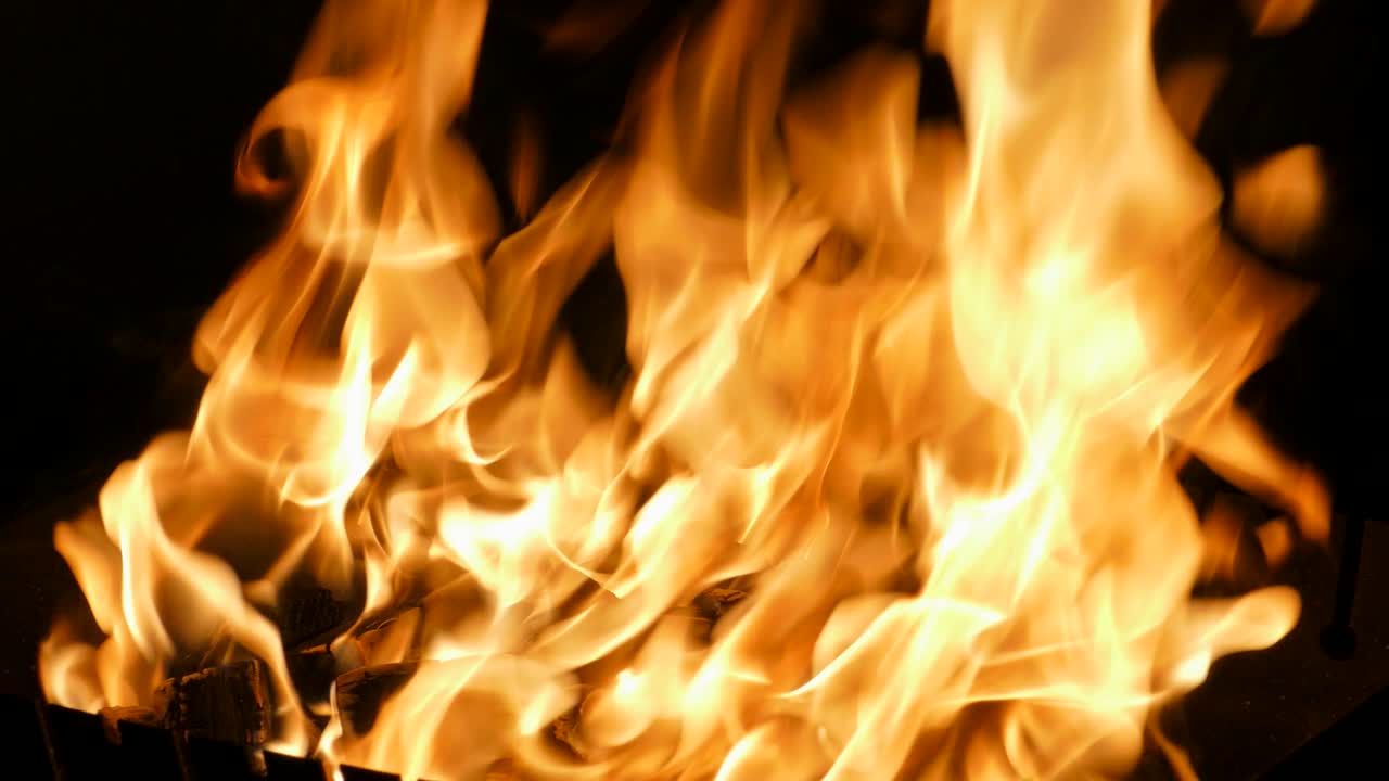 llama de fuego en la chimenea sobre fondo negro