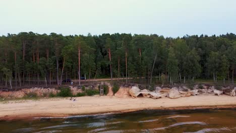 Rote-Felsen-Der-Klippen-Von-Veczemju,-Lettland