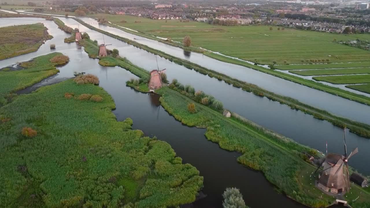 강과 목초지로 대표되는 자연의 힘과 물레방앗간이라는 인간의 힘이 어우러지는 곳, 킨더다이크 조감도