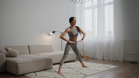 mujer haciendo ejercicios de estiramiento en casa